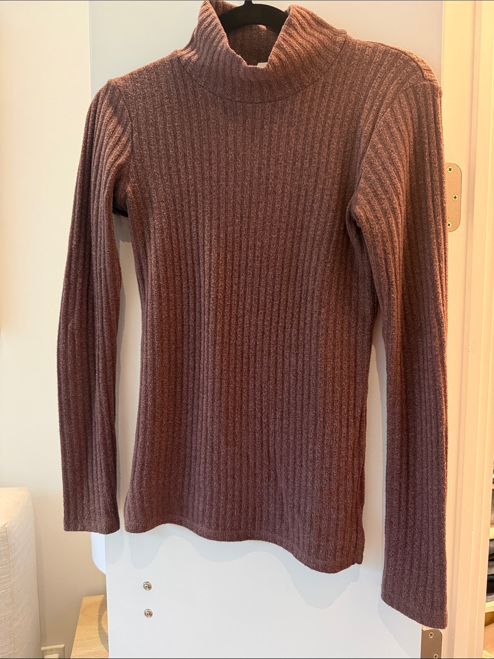 Wilfred Ribbed Turtleneck Sweater in Mauve Rose